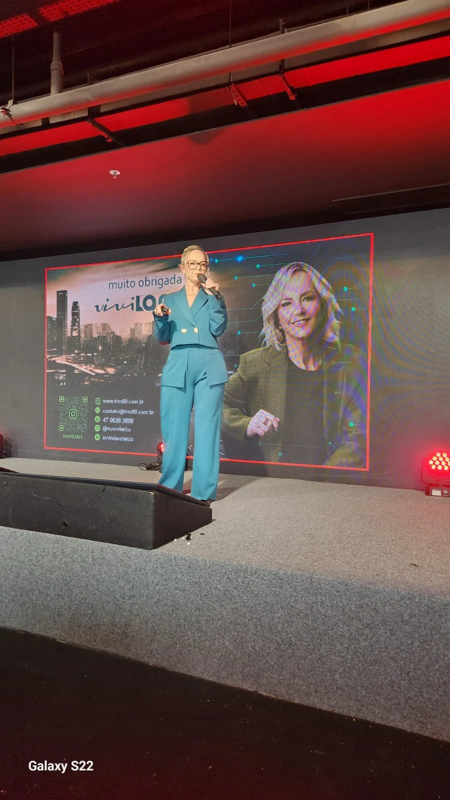 Vivi Lanza palestrando em evento